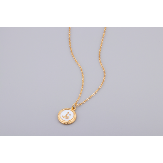 Golden pendant with insertion of a pearly shell medallion decorated with the letter “Zhâ” ظ
